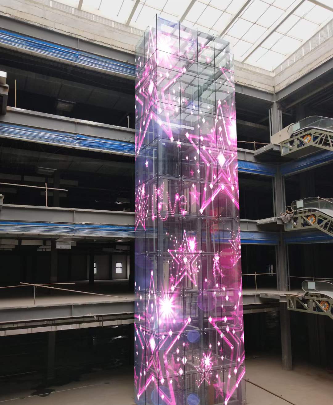 透明led显示屏在大型商场里如何展示高科技？